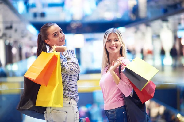 Jeunes filles heureuses dans le centre commercial — Photo