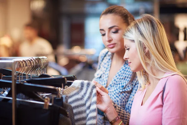 Jeunes filles heureuses dans le centre commercial — Photo