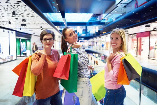 Jeunes filles heureuses dans le centre commercial — Photo