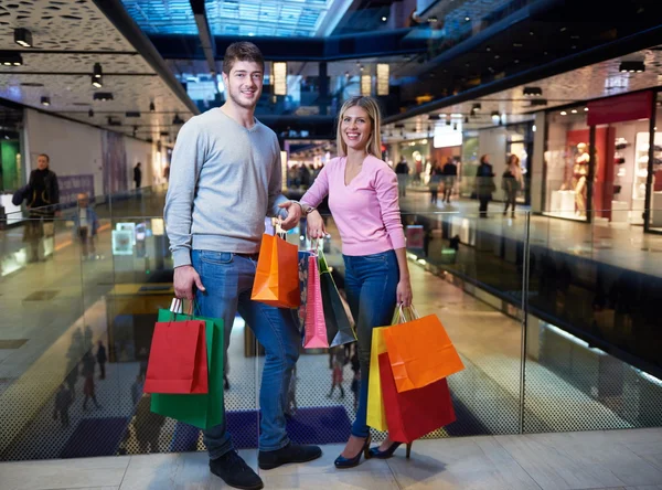 Mladý pár s nákupními taškami — Stock fotografie
