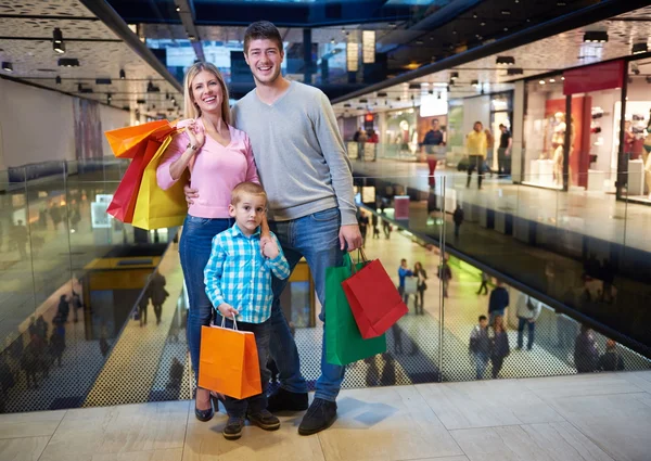 Mladá rodina s nákupní tašky — Stock fotografie