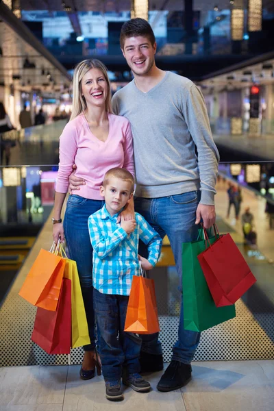 Mladá rodina s nákupní tašky — Stock fotografie