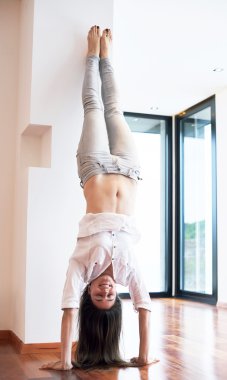 Evdeki mutlu kadın.