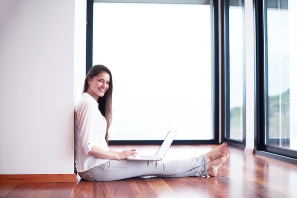 Frau arbeitet zu Hause am Laptop — Stockfoto