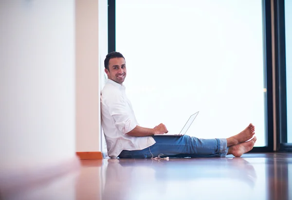 Uomo che lavora sul computer portatile da casa — Foto Stock