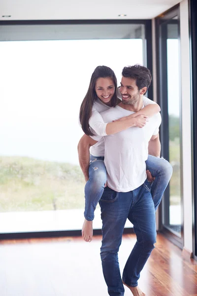 Casal romântico se divertindo em casa — Fotografia de Stock