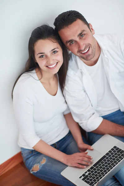Розслаблена молода пара працює на портативному комп'ютері — стокове фото