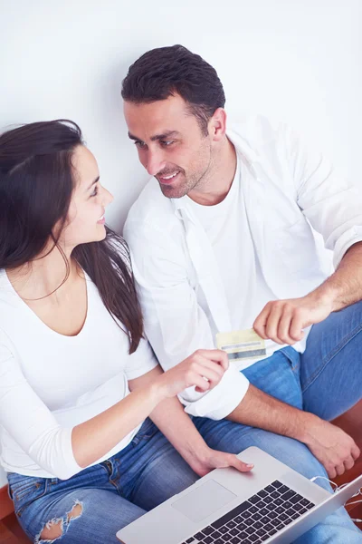 Relaxado jovem casal trabalhando no computador portátil — Fotografia de Stock