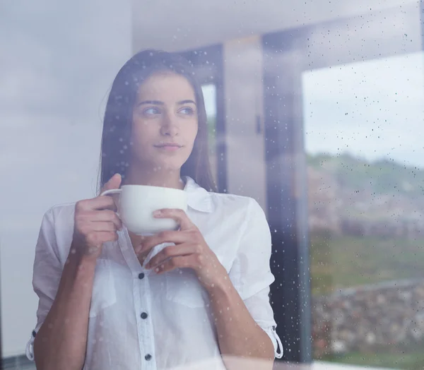 Jonge vrouw drinken eerste's ochtends koffie — Stockfoto