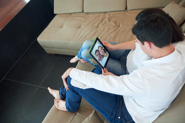 Pareja en el hogar moderno usando tableta ordenador — Foto de Stock