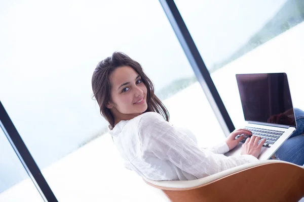 Mujer en casa trabajando en el ordenador portátil — Foto de Stock