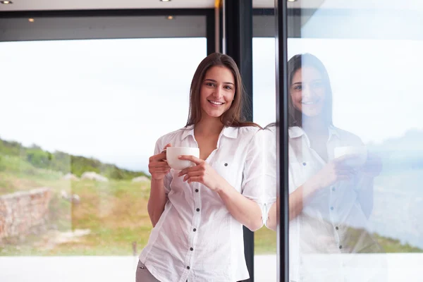 若い女性が最初の朝コーヒーを飲む — ストック写真