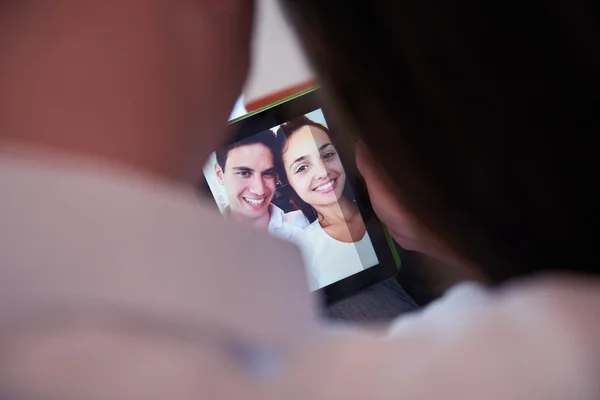 Пара в современном доме с помощью планшетного компьютера — стоковое фото
