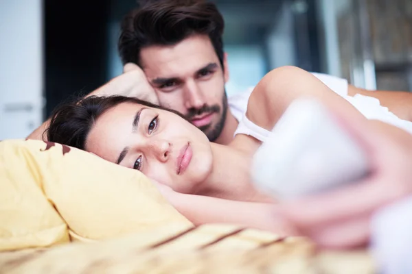 Coppia relax a letto — Foto Stock