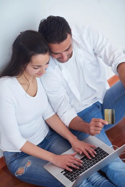 Relaxado jovem casal trabalhando no computador portátil — Fotografia de Stock