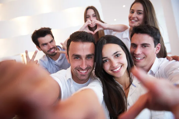 Skupina přátel s selfie — Stock fotografie