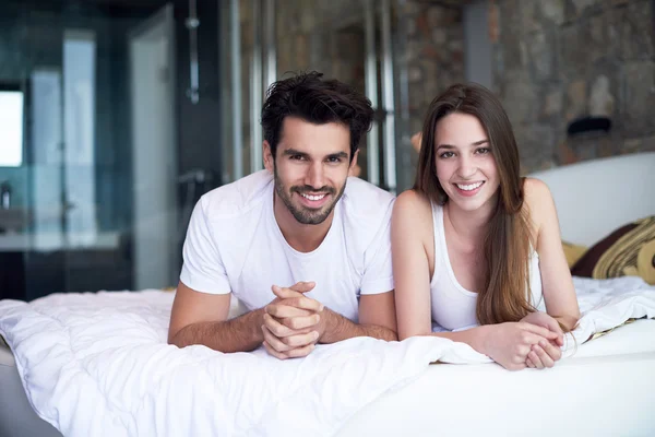 Casal relaxar e se divertir na cama — Fotografia de Stock