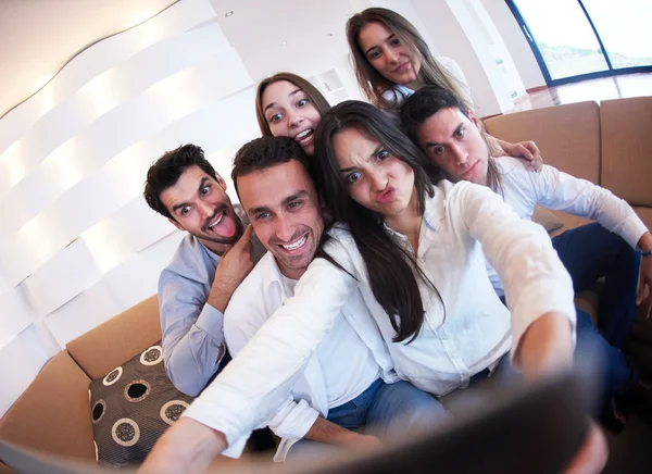 Grupp av vänner med selfie — Stockfoto