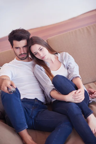 Joven pareja viendo tv en casa — Foto de Stock