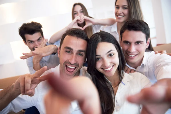 Sekelompok teman mengambil selfie — Stok Foto