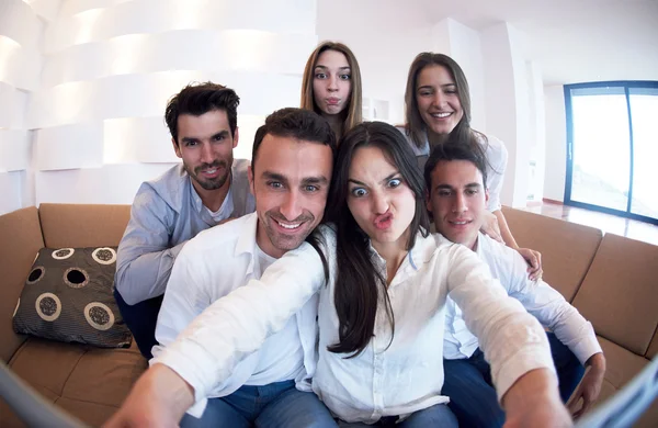 Grupp av vänner med selfie — Stockfoto