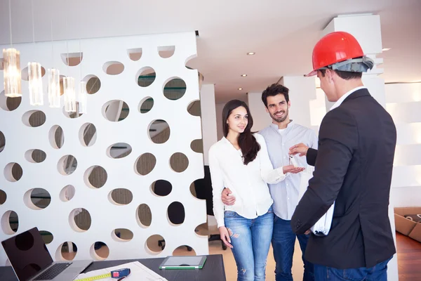 Paar kopen nieuwe huis met onroerende goederenagent — Stockfoto