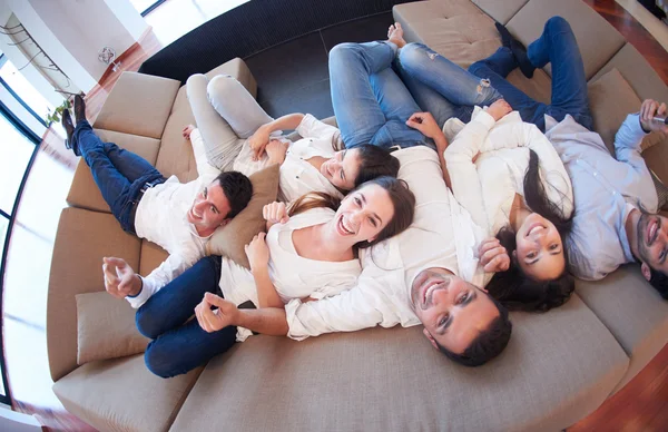 Freundeskreis entspannt sich zu Hause — Stockfoto