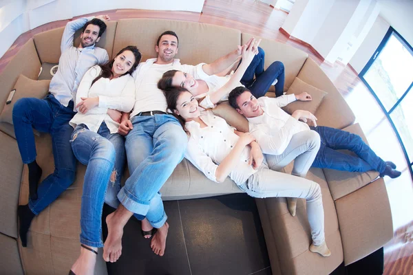 Amigos grupo ficar relaxado em casa — Fotografia de Stock