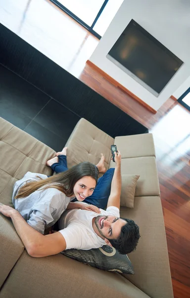 Joven pareja viendo tv en casa —  Fotos de Stock