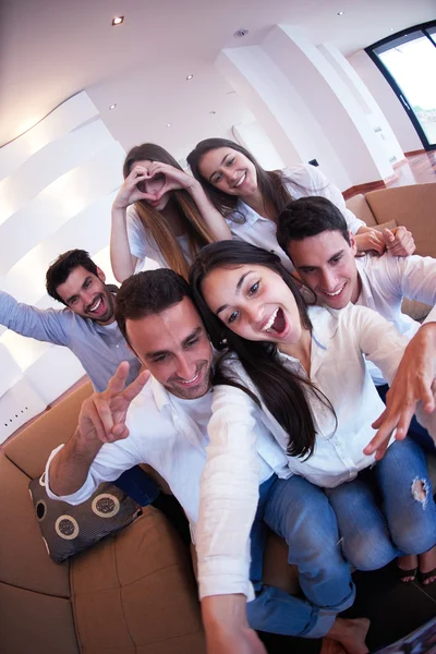 Grupo de amigos tomando selfie —  Fotos de Stock