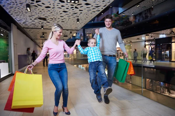 Jovem família com sacos de compras — Fotografia de Stock