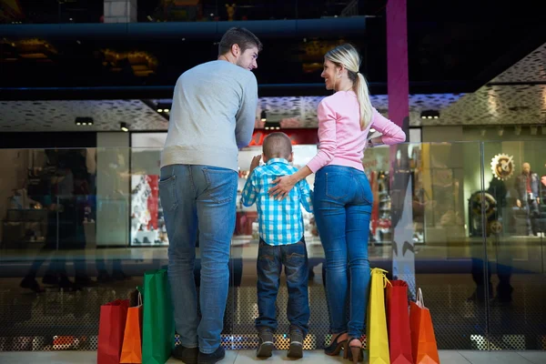 Familia joven con bolsas de compras — Foto de Stock