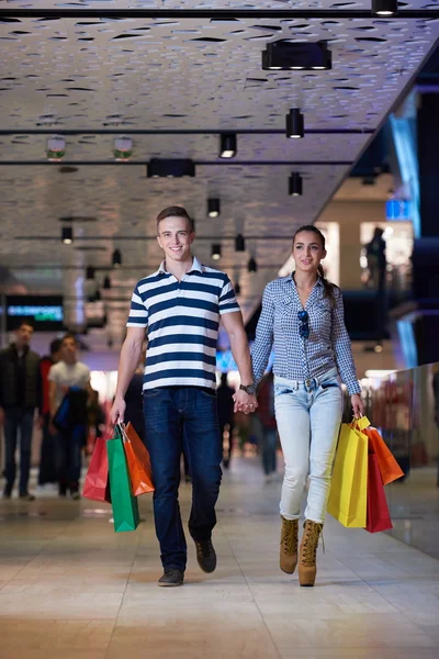 Young couple with shopping bags — Stock Photo, Image