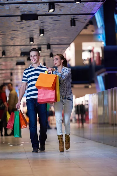 Giovane coppia con shopping bags — Foto Stock