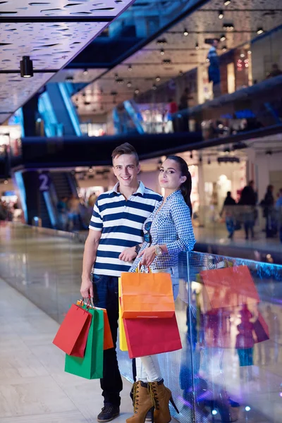 Jovem casal com sacos de compras — Fotografia de Stock