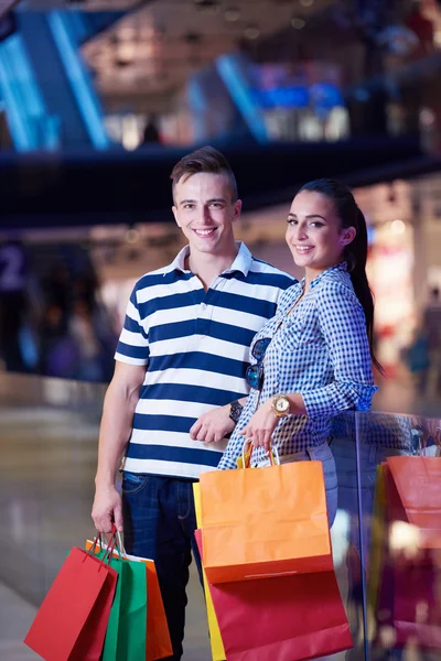 Jovem casal com sacos de compras — Fotografia de Stock