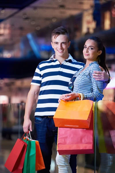 Jovem casal com sacos de compras — Fotografia de Stock