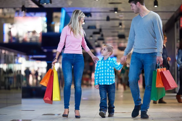Genç ailesi ile alışveriş torbaları — Stok fotoğraf