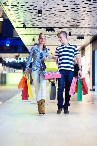 Jovem casal com sacos de compras — Fotografia de Stock