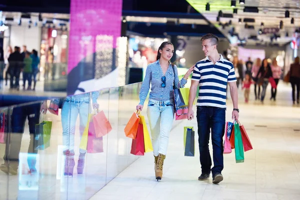 Jovem casal com sacos de compras — Fotografia de Stock