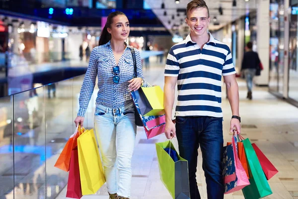 Jeune couple avec sacs à provisions — Photo