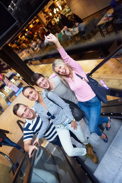 Happy vrienden in shopping mall — Stockfoto