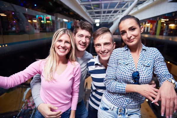 Happy vänner i köpcentrum — Stockfoto