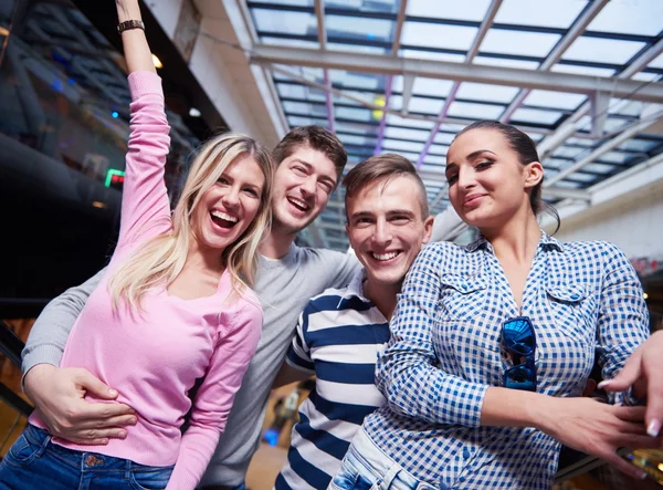 Happy vänner i köpcentrum — Stockfoto