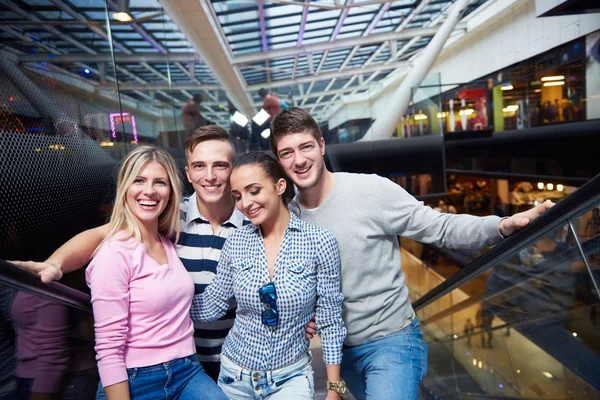 Amigos felizes no shopping — Fotografia de Stock