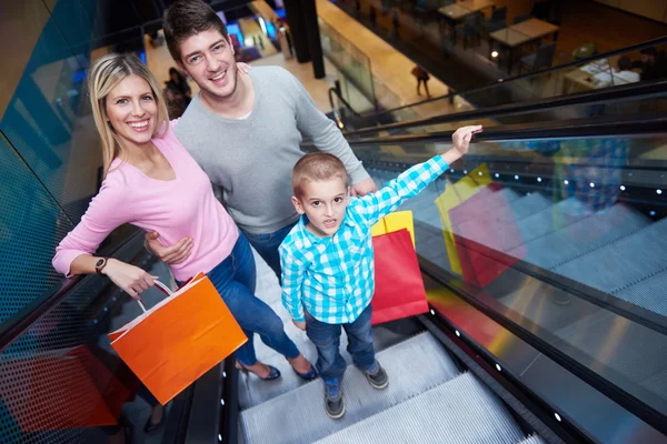 Rodina v nákupním centru — Stock fotografie