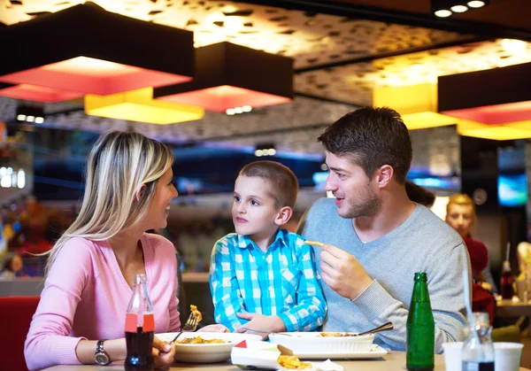 Famiglia che pranza al centro commerciale — Foto Stock