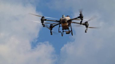 Gelişmiş bir tarım aracı budanmış meyve ağaçlarının üzerine sis püskürterek verimli ürün koruması sağlıyor. Bu vitrinler otomatik hava püskürtme, akıllı tarım teknolojisi ve hassasiyet.