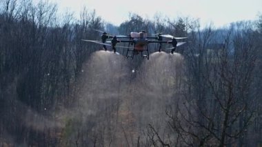 Gelişmiş bir tarımsal dron ekin koruma sisini tamamen pasif, budanmış meyve ağaçlarının üzerine püskürtür. Bu vitrinler otomatik hava püskürtme, akıllı tarım teknolojisi ve hassas tarım...