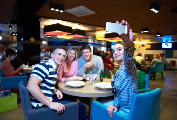 Amigos tienen descanso para comer en el centro comercial —  Fotos de Stock